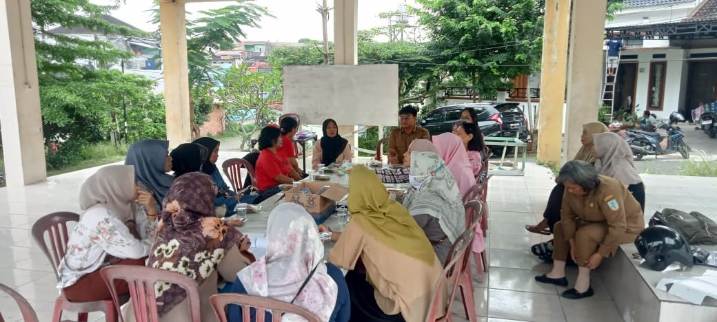 Pertemuan bulanan kader-kader KB Kelurahan Mayang Mangurai